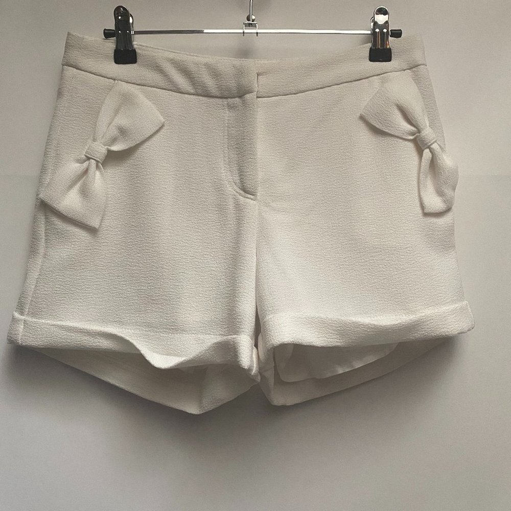 Verty Super Cute White Shots with Bows! Sz S - Picture 1 of 9